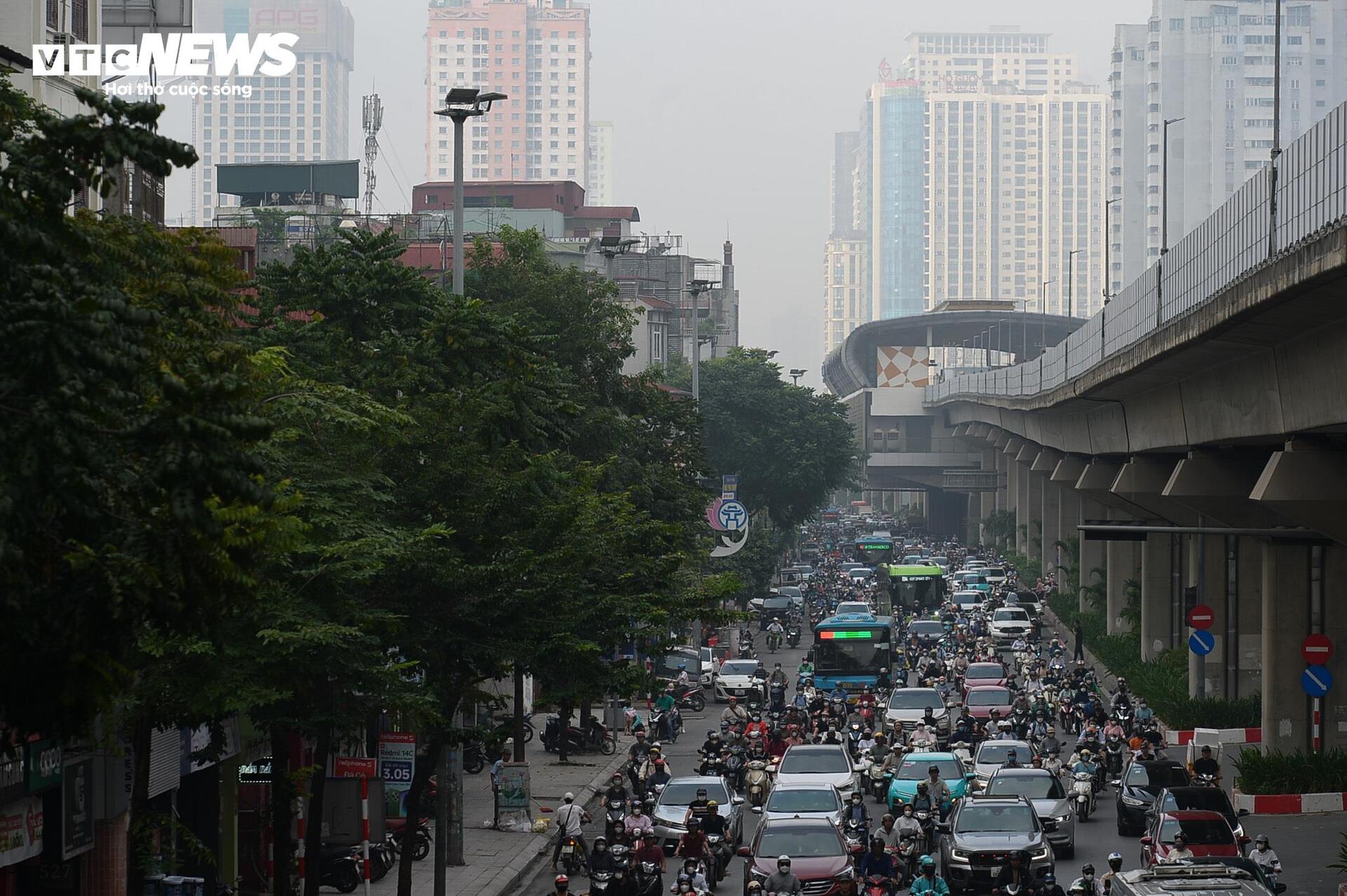 Sương mù dày đặc &quot;nuốt chửng&quot; nhiều nhà cao tầng Hà Nội - Ảnh 13.