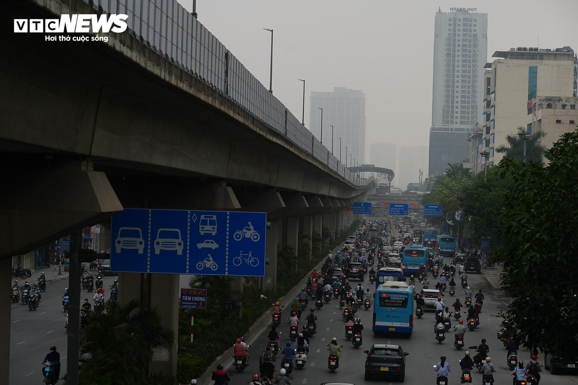 Sương mù dày đặc &quot;nuốt chửng&quot; nhiều nhà cao tầng Hà Nội - Ảnh 15.