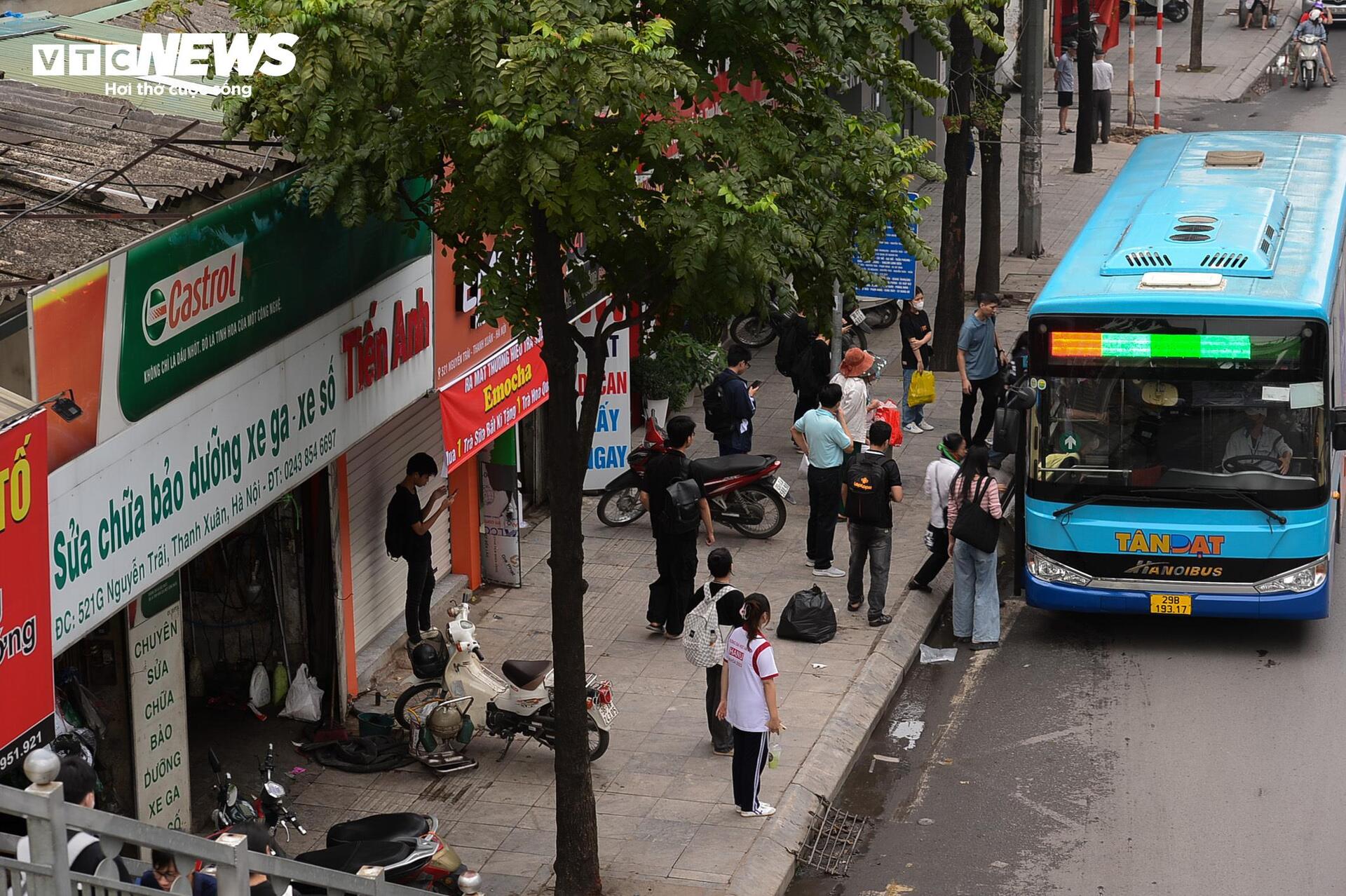 Sương mù dày đặc &quot;nuốt chửng&quot; nhiều nhà cao tầng Hà Nội - Ảnh 12.