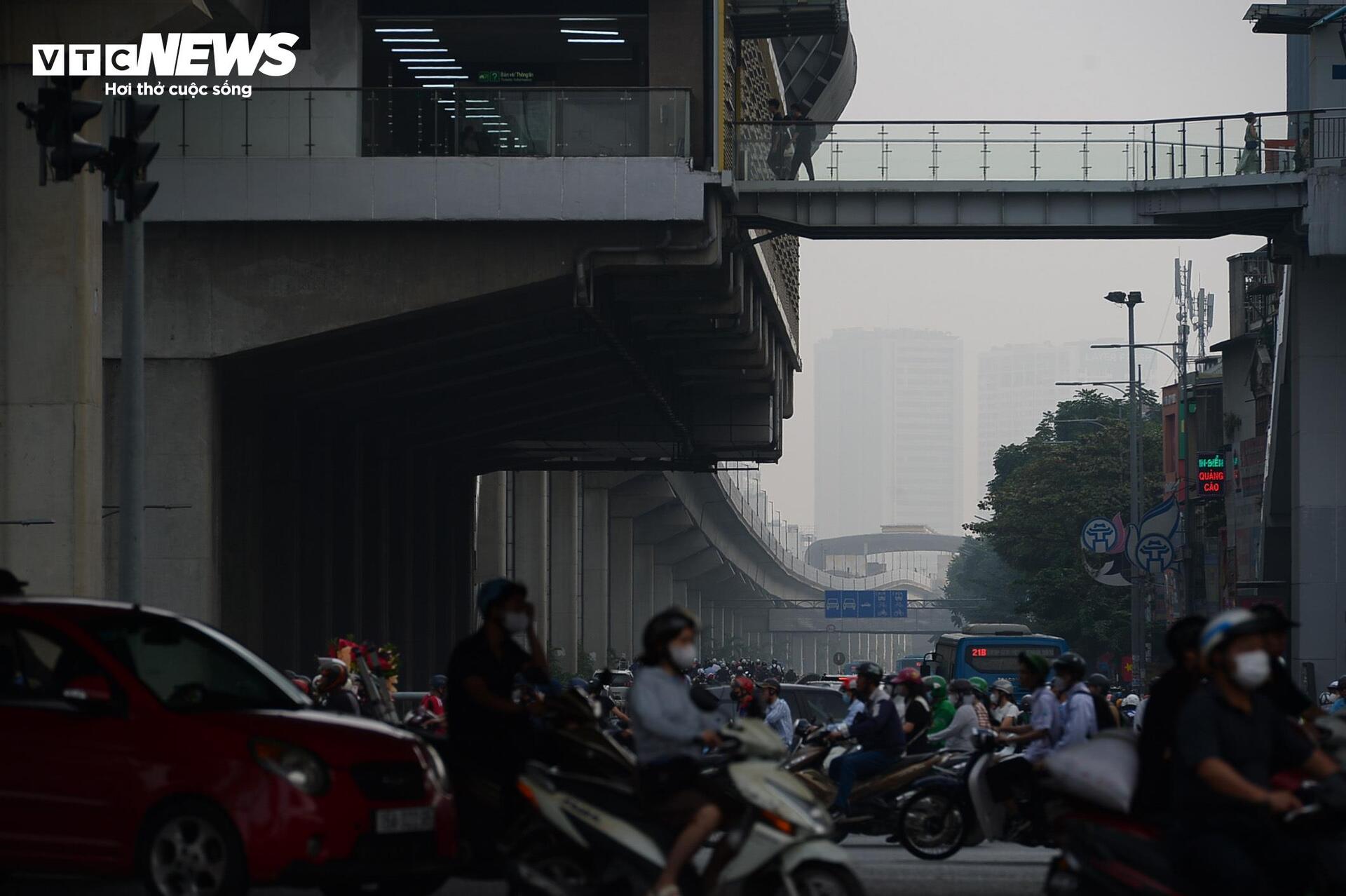 Sương mù dày đặc &quot;nuốt chửng&quot; nhiều nhà cao tầng Hà Nội - Ảnh 8.