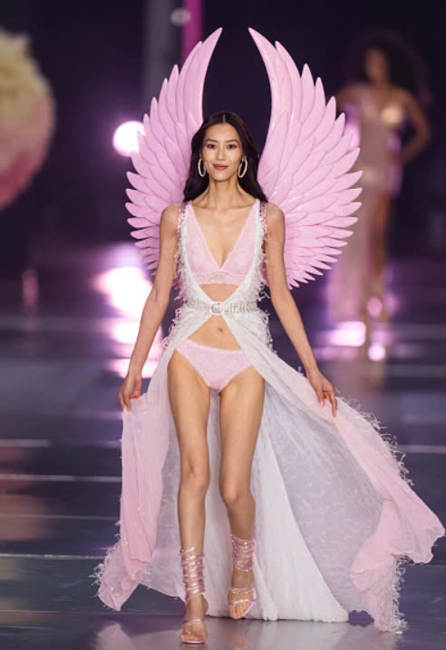 Những trang phục ấn tượng nhất mùa Victoria's Secret 2024 - Ảnh 2.