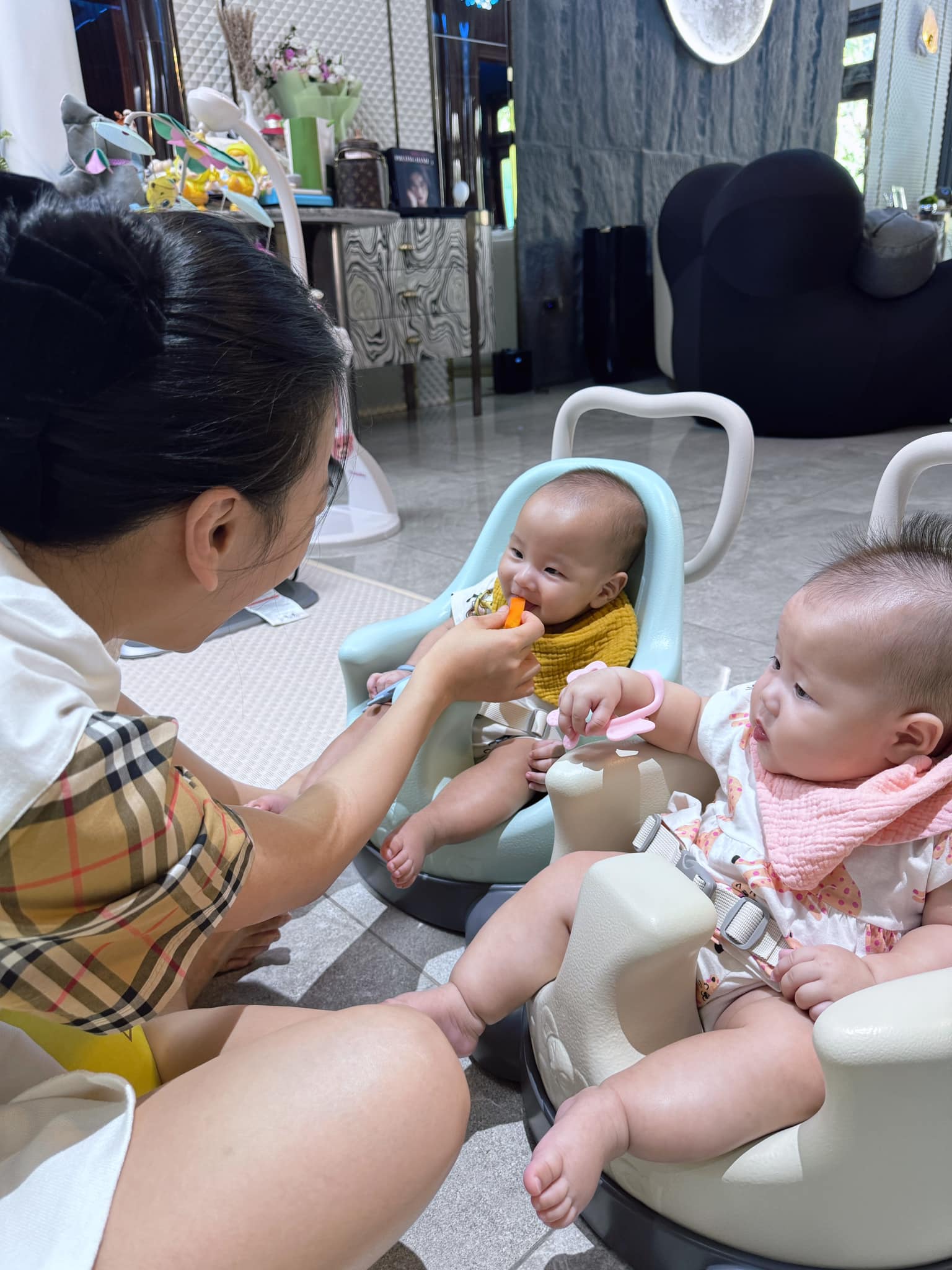 Phương Oanh cho 2 con &quot;nếm trải mùi đời&quot;, gây ngỡ ngàng khi sử dụng phương pháp này với các bé - Ảnh 3.