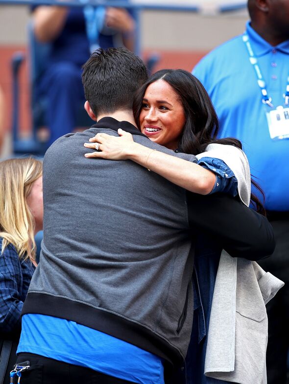 Ý nghĩa thực sự đằng sau những cái ôm &quot;kiểu gấu Koala&quot; của Meghan Markle- Ảnh 3.