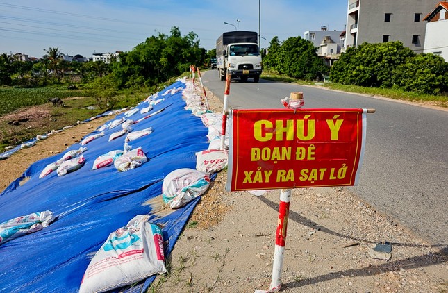 Hà Nội: Xuất hiện 3 điểm sụt lún đê Yên Nghĩa, quận Hà Đông dựng rào chắn đường - Ảnh 1.