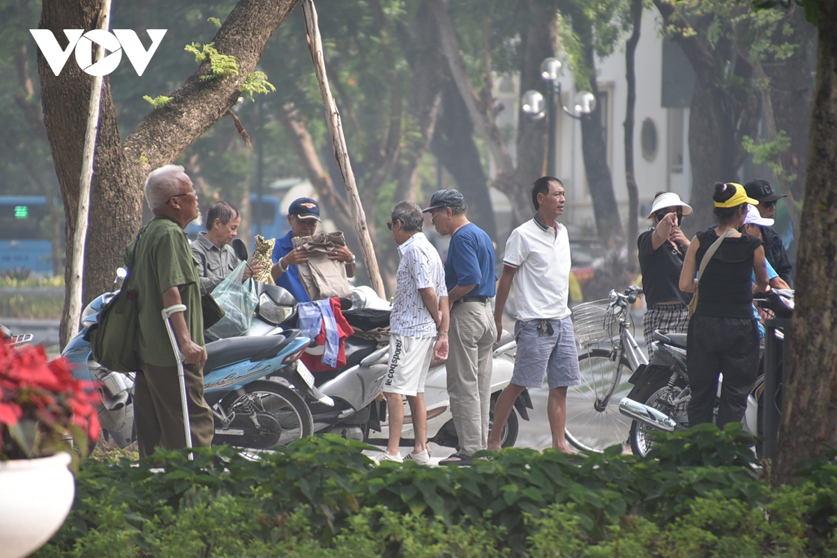 Vườn hoa hồ Thiền Quang: Công trình gần trăm tỷ biến thành nơi họp chợ đồ cũ - Ảnh 6.