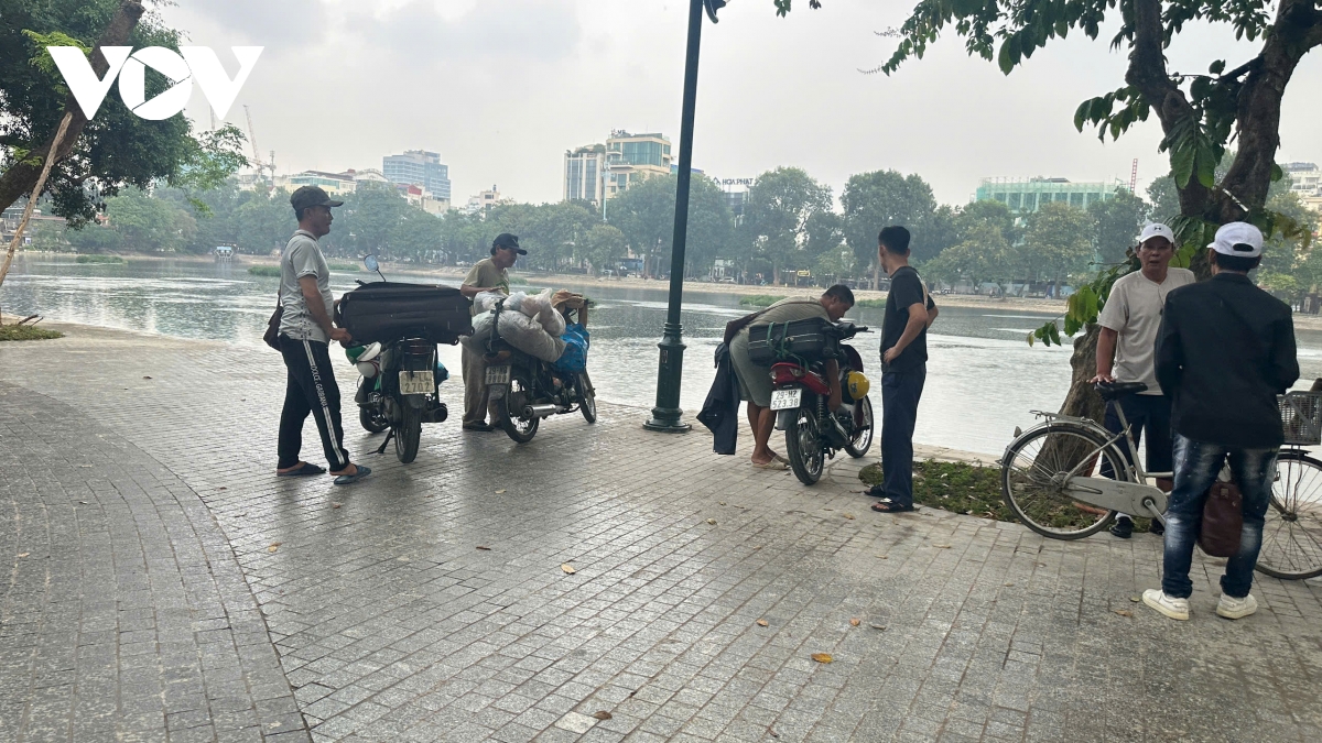 Vườn hoa hồ Thiền Quang: Công trình gần trăm tỷ biến thành nơi họp chợ đồ cũ - Ảnh 4.