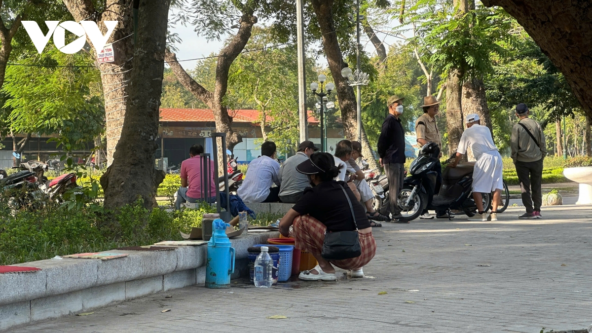 Vườn hoa hồ Thiền Quang: Công trình gần trăm tỷ biến thành nơi họp chợ đồ cũ - Ảnh 13.