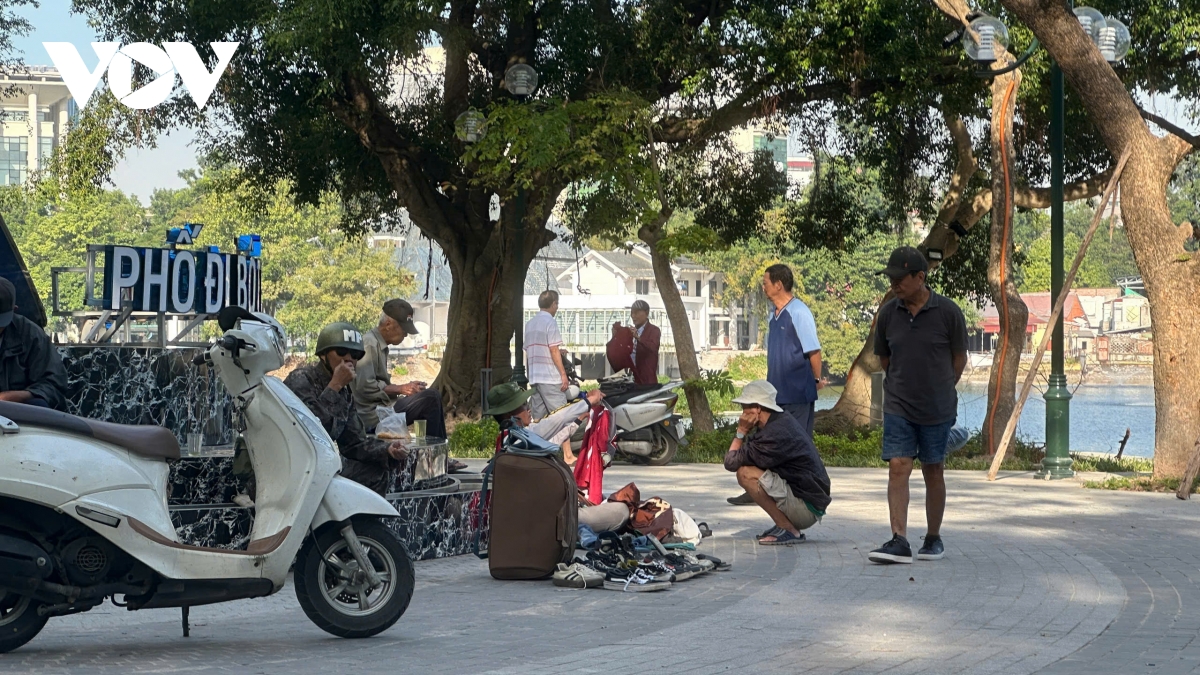 Vườn hoa hồ Thiền Quang: Công trình gần trăm tỷ biến thành nơi họp chợ đồ cũ - Ảnh 12.