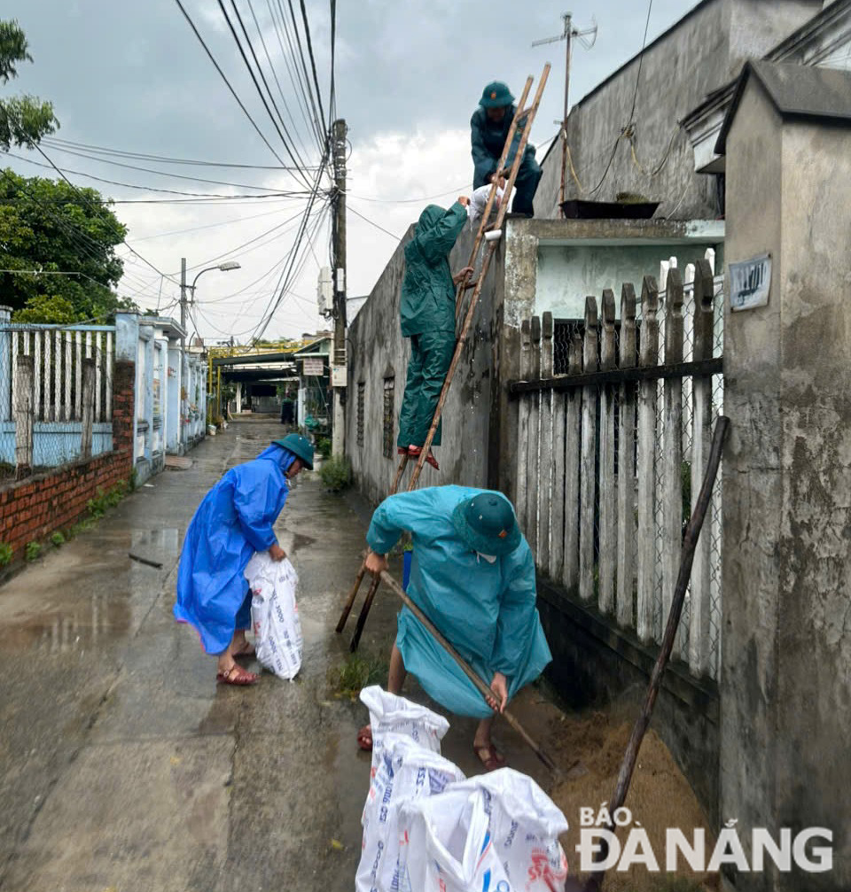 Ngay lúc này: Bão Trà Mi chính thức đổ bộ vùng ven biển miền Trung, gió giật cấp 11 - Ảnh 48.