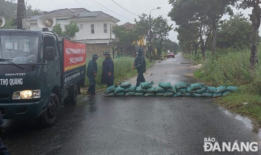 Ngay lúc này: Bão Trà Mi chính thức đổ bộ vùng ven biển miền Trung, gió giật cấp 11 - Ảnh 49.