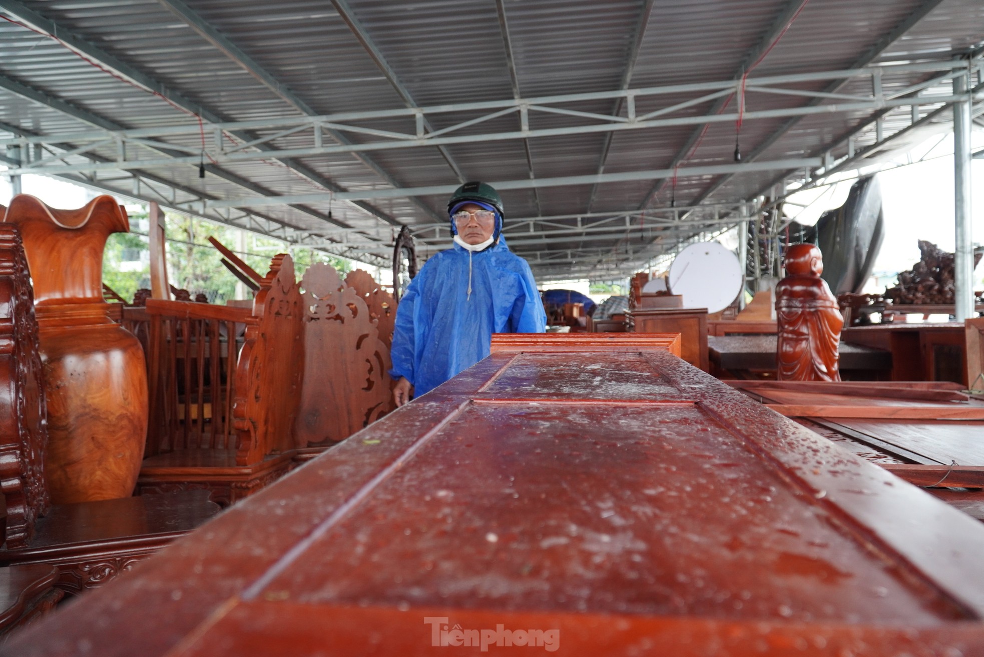 Bão Trà Mi đánh sập kho hàng gần 500 mét vuông trong tích tắc - Ảnh 4.