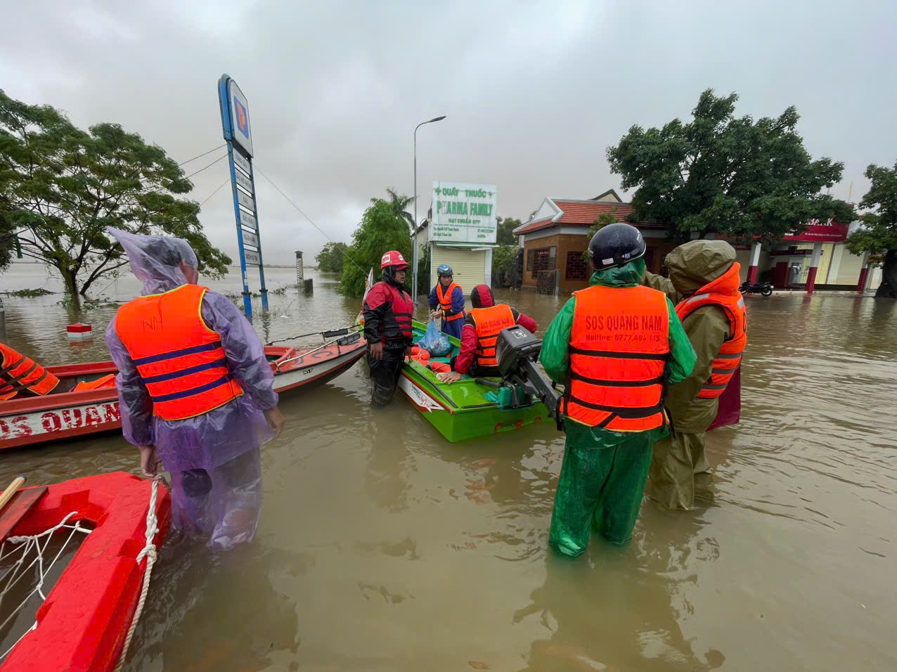 Lũ lớn sau bão số 6 ở Quảng Bình: &quot;Nước lũ lên quá nhanh, không kịp trở tay...&quot;- Ảnh 1.