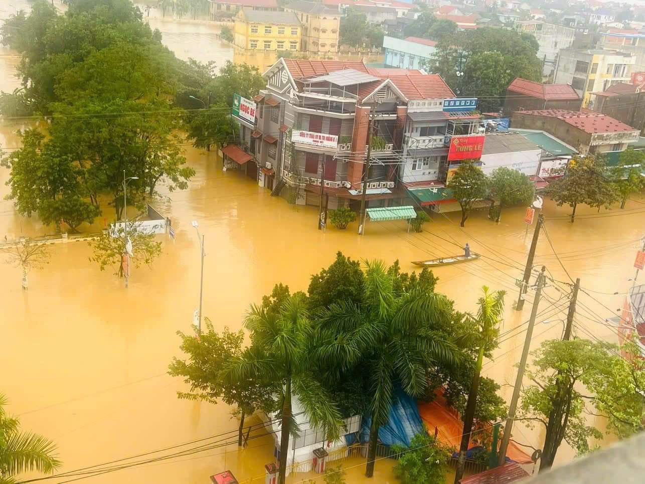 Hơn 15.000 ngôi nhà ở Quảng Bình ngập sâu trong nước, người dân trắng đêm chạy lũ- Ảnh 2.