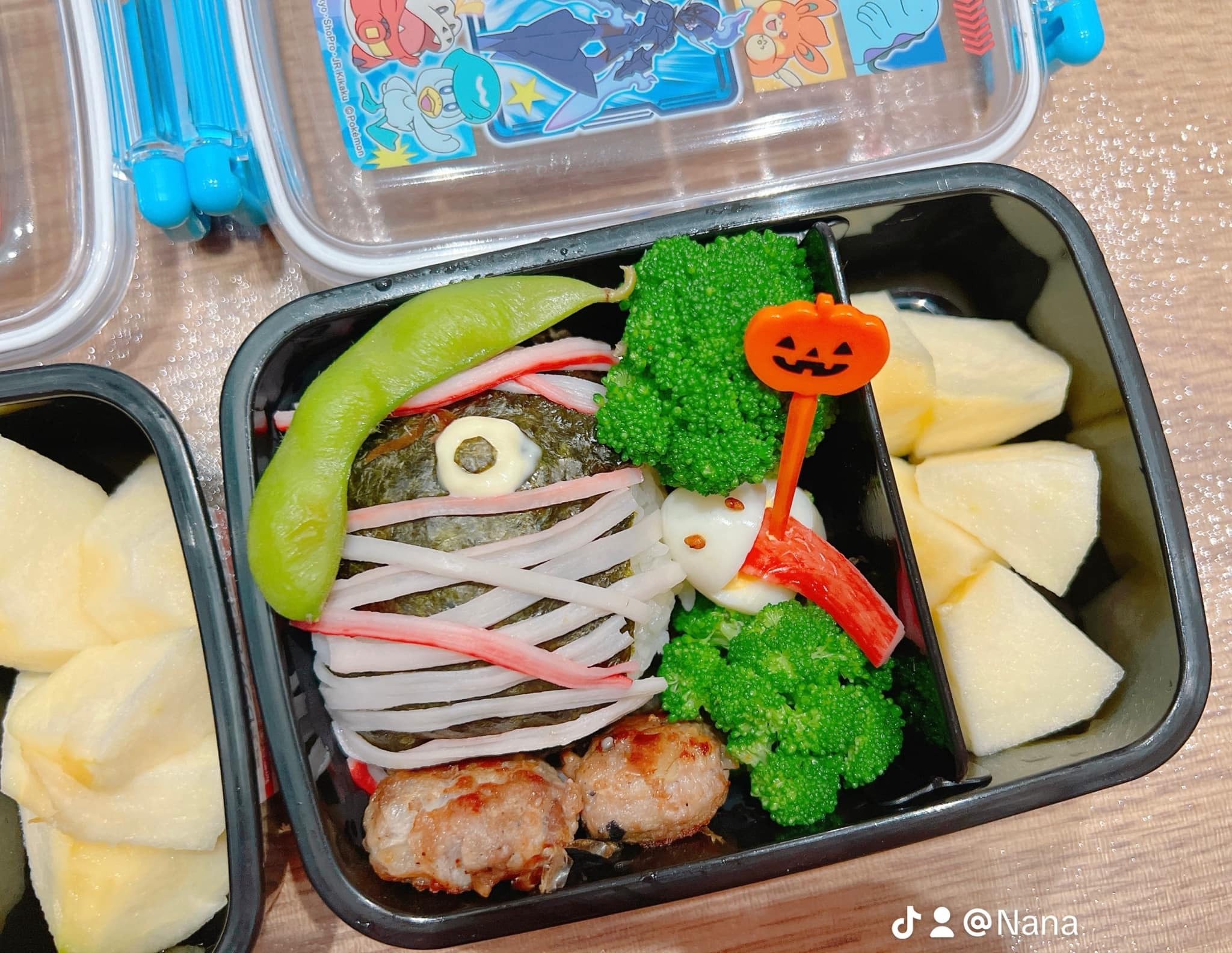 Mẹ 9x ở Nhật khoe loạt hộp cơm bento làm cho con trai dịp Halloween khiến chị em nhao nhao hỏi xin cách làm - Ảnh 2.