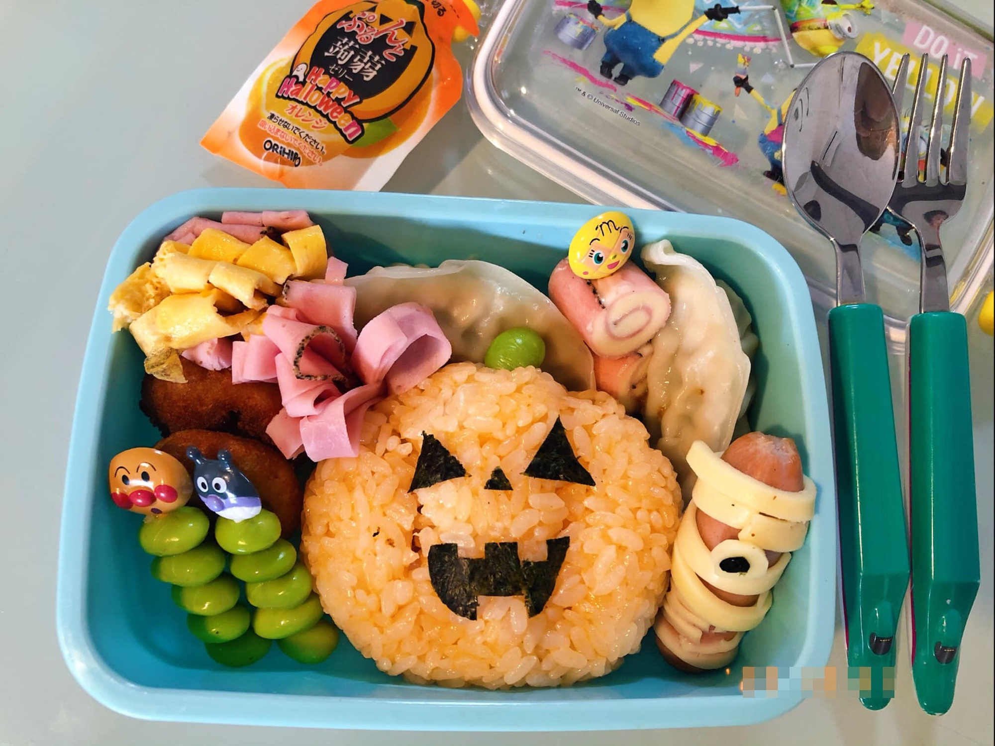 Mẹ 9x ở Nhật khoe loạt hộp cơm bento làm cho con trai dịp Halloween khiến chị em nhao nhao hỏi xin cách làm - Ảnh 10.