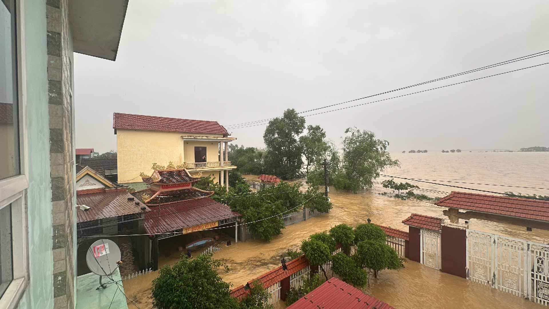 Lũ lớn sau bão số 6 ở Quảng Bình: &quot;Nước lũ lên quá nhanh, không kịp trở tay...&quot;- Ảnh 10.