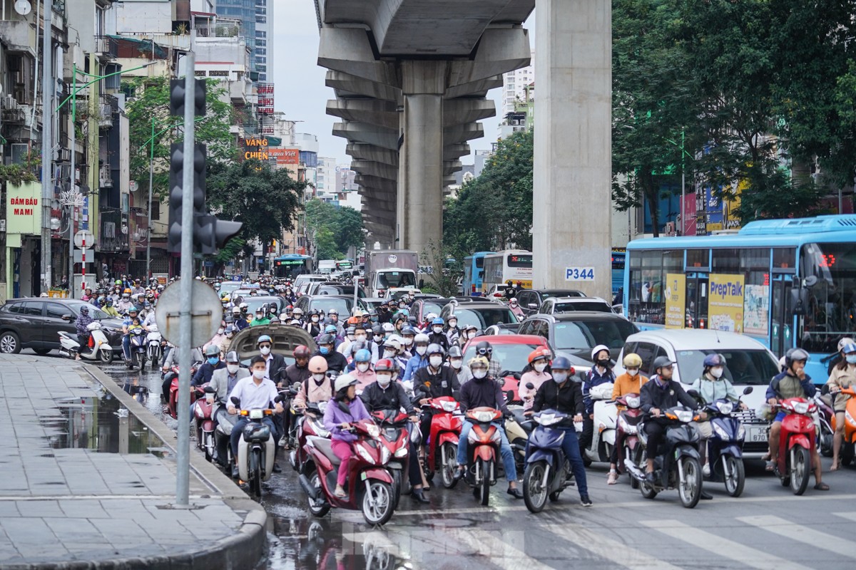 Người Hà Nội chật vật &quot;vượt&quot; ùn tắc, gió lạnh đến công sở - Ảnh 6.