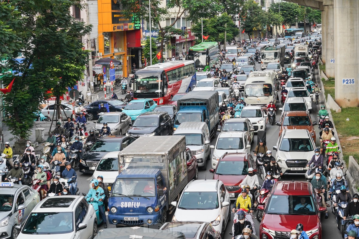 Người Hà Nội chật vật &quot;vượt&quot; ùn tắc, gió lạnh đến công sở - Ảnh 3.