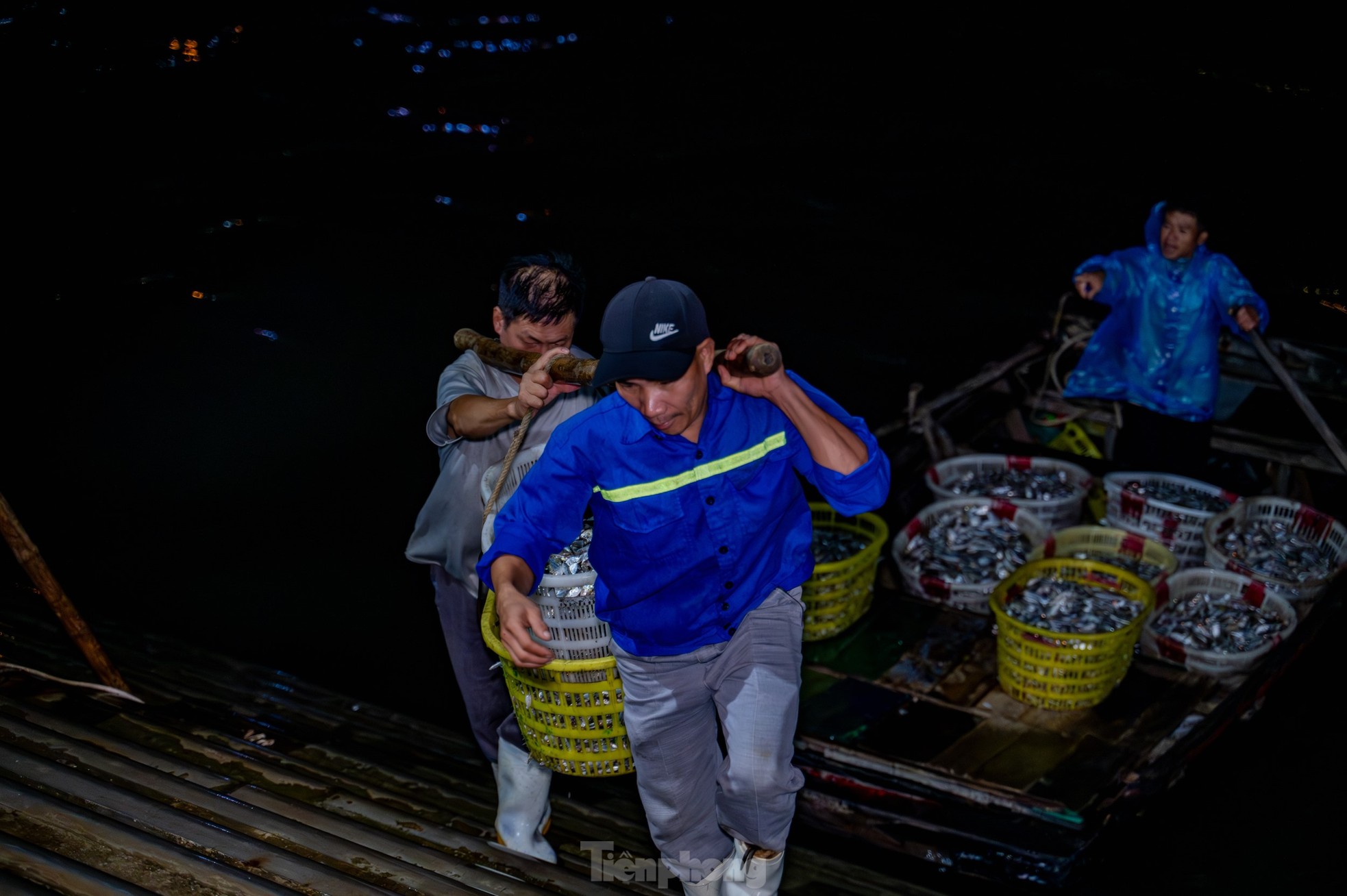 Chợ cá 'không ngủ' duy nhất ở vịnh Hạ Long - Ảnh 8.