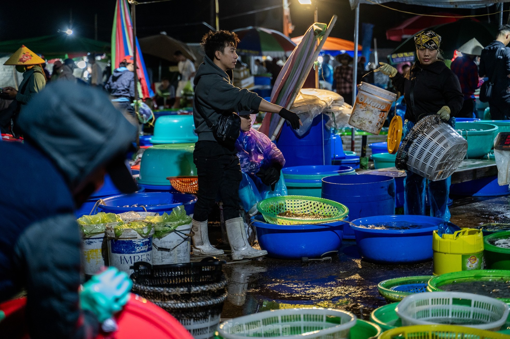 Chợ cá 'không ngủ' duy nhất ở vịnh Hạ Long - Ảnh 7.