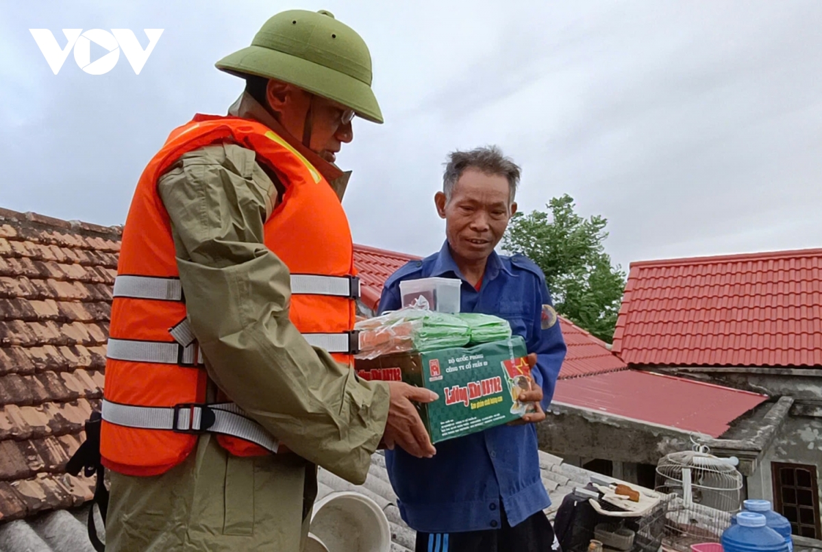 Quảng Bình ngớt mưa, lũ rút chậm, đời sống sinh hoạt dân vùng lũ gặp khó khăn - Ảnh 4.