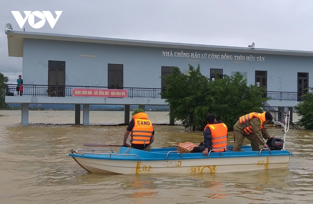 Quảng Bình ngớt mưa, lũ rút chậm, đời sống sinh hoạt dân vùng lũ gặp khó khăn - Ảnh 2.