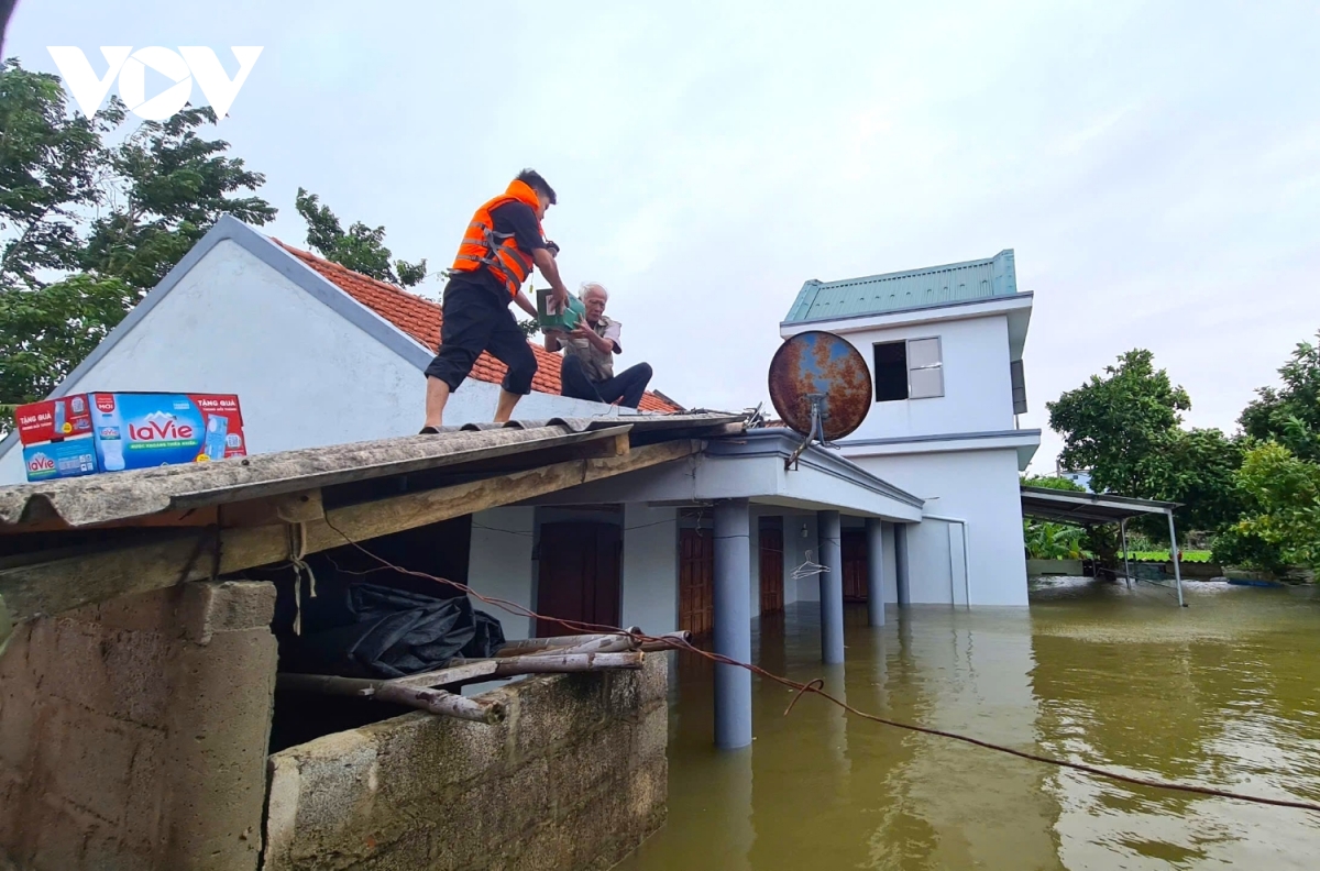 Quảng Bình ngớt mưa, lũ rút chậm, đời sống sinh hoạt dân vùng lũ gặp khó khăn - Ảnh 10.