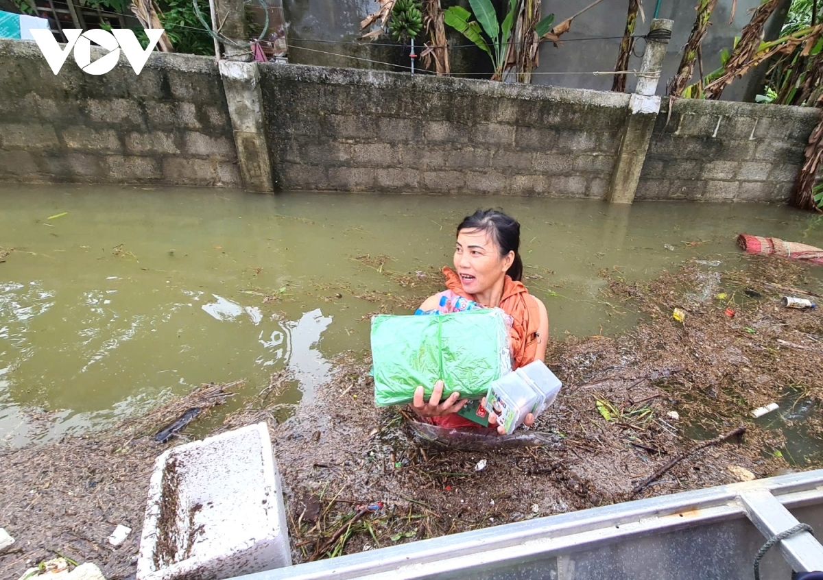 Quảng Bình ngớt mưa, lũ rút chậm, đời sống sinh hoạt dân vùng lũ gặp khó khăn - Ảnh 9.