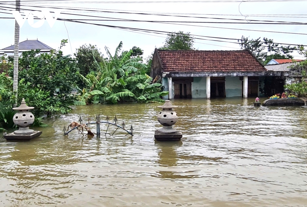 Quảng Bình ngớt mưa, lũ rút chậm, đời sống sinh hoạt dân vùng lũ gặp khó khăn - Ảnh 7.