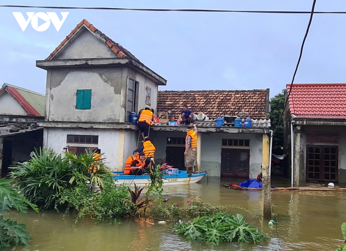 Quảng Bình ngớt mưa, lũ rút chậm, đời sống sinh hoạt dân vùng lũ gặp khó khăn - Ảnh 3.