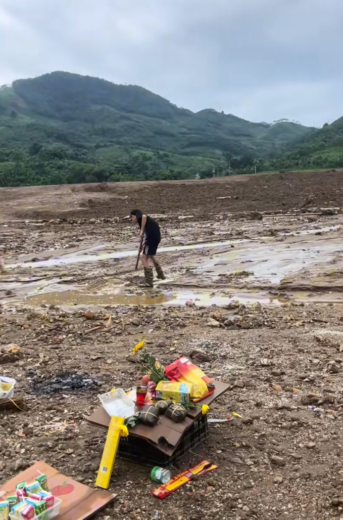 &quot;Bố mẹ cháu mất hết rồi. Cháu muốn nhờ chú...&quot; - Lời nhắn của cậu bé ở Làng Nủ và tấm ảnh gia đình tái hiện đầy xúc động- Ảnh 1.