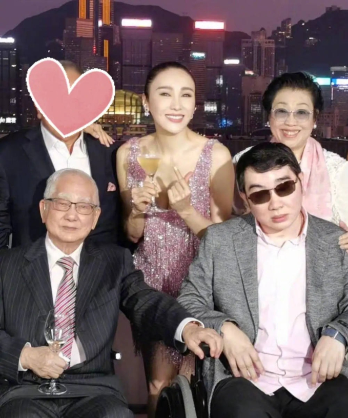 &quot;Đệ nhất mỹ nhân TVB&quot; Lê Tư khoe hình đón sinh nhật bên gia đình, bóng lưng 3 cô con gái gây sốt cõi mạng - Ảnh 1.