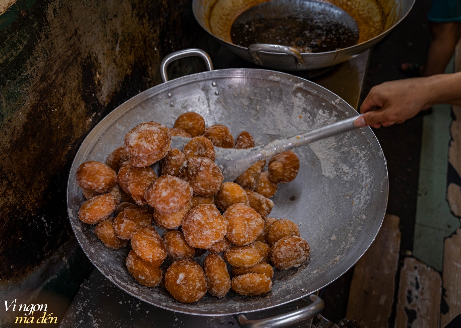 Mùa thu về, ghé cửa hàng bánh rán chỉ rộng hơn 1m nhưng khi đỉnh điểm bán đến cả  hơn 10.000 cái, chỉ bán duy nhất 2 loại nhưng  - Ảnh 5.