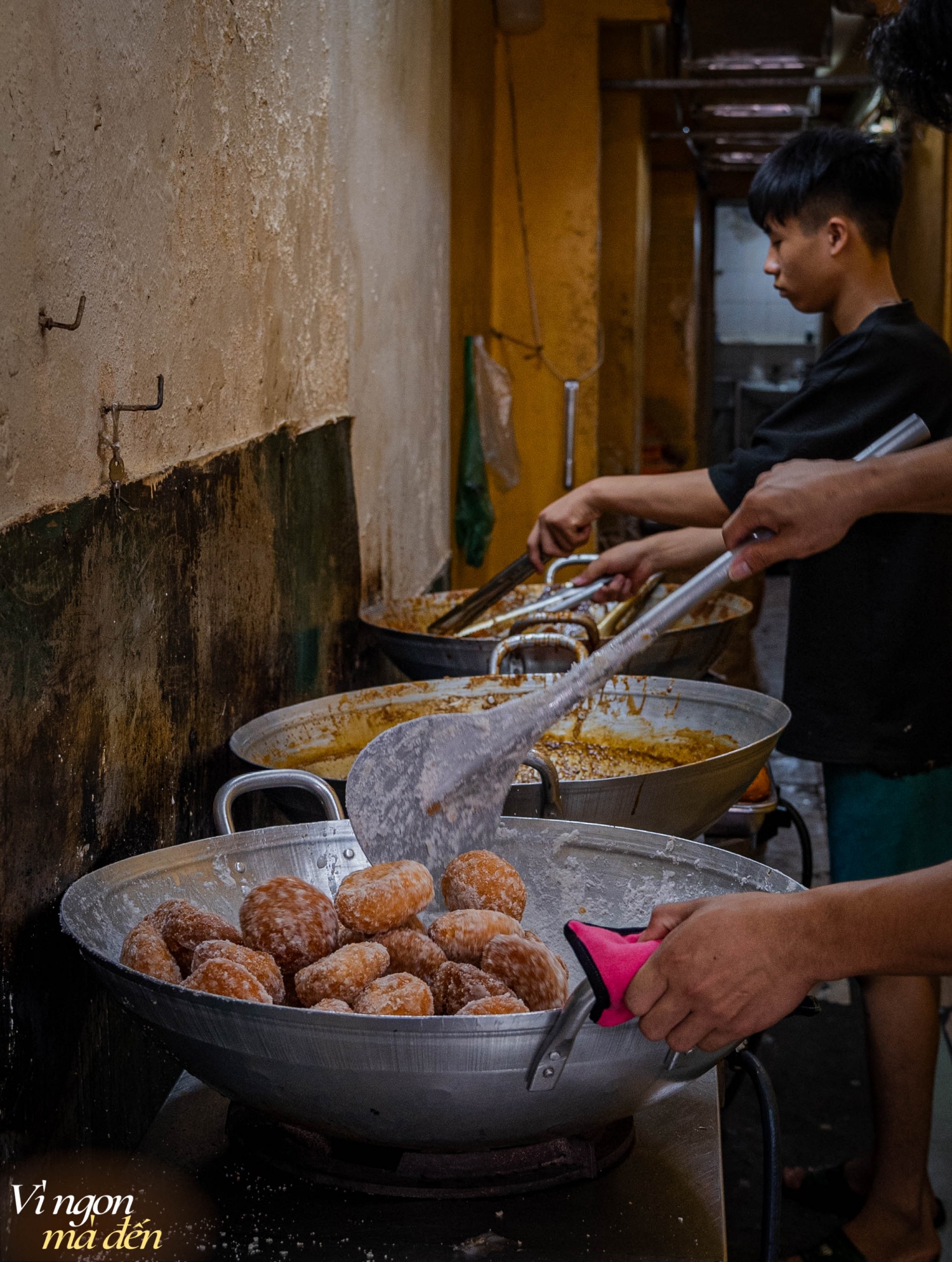 Mùa thu về, ghé cửa hàng bánh rán chỉ rộng hơn 1m nhưng khi đỉnh điểm bán đến cả  hơn 10.000 cái, chỉ bán duy nhất 2 loại nhưng  - Ảnh 8.