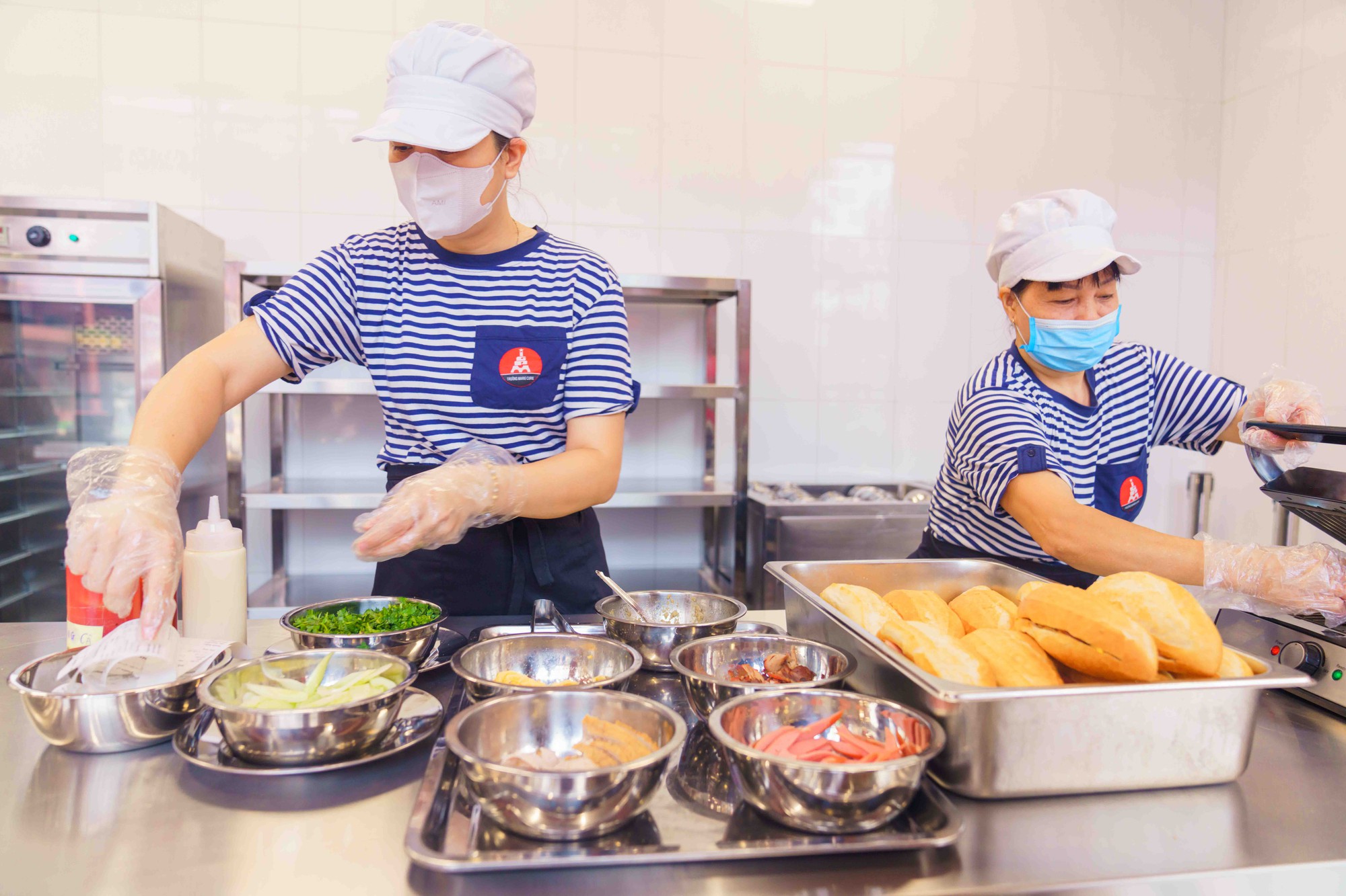 Loạt suất ăn trong canteen của ngôi trường từng khiến phụ huynh thức đêm xếp hàng xin học cho con gây bão vì quá xịn - Ảnh 2.