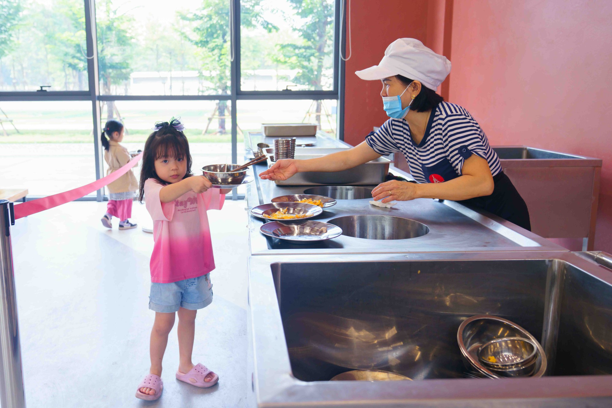 Loạt suất ăn trong canteen của ngôi trường từng khiến phụ huynh thức đêm xếp hàng xin học cho con gây bão vì quá xịn - Ảnh 14.