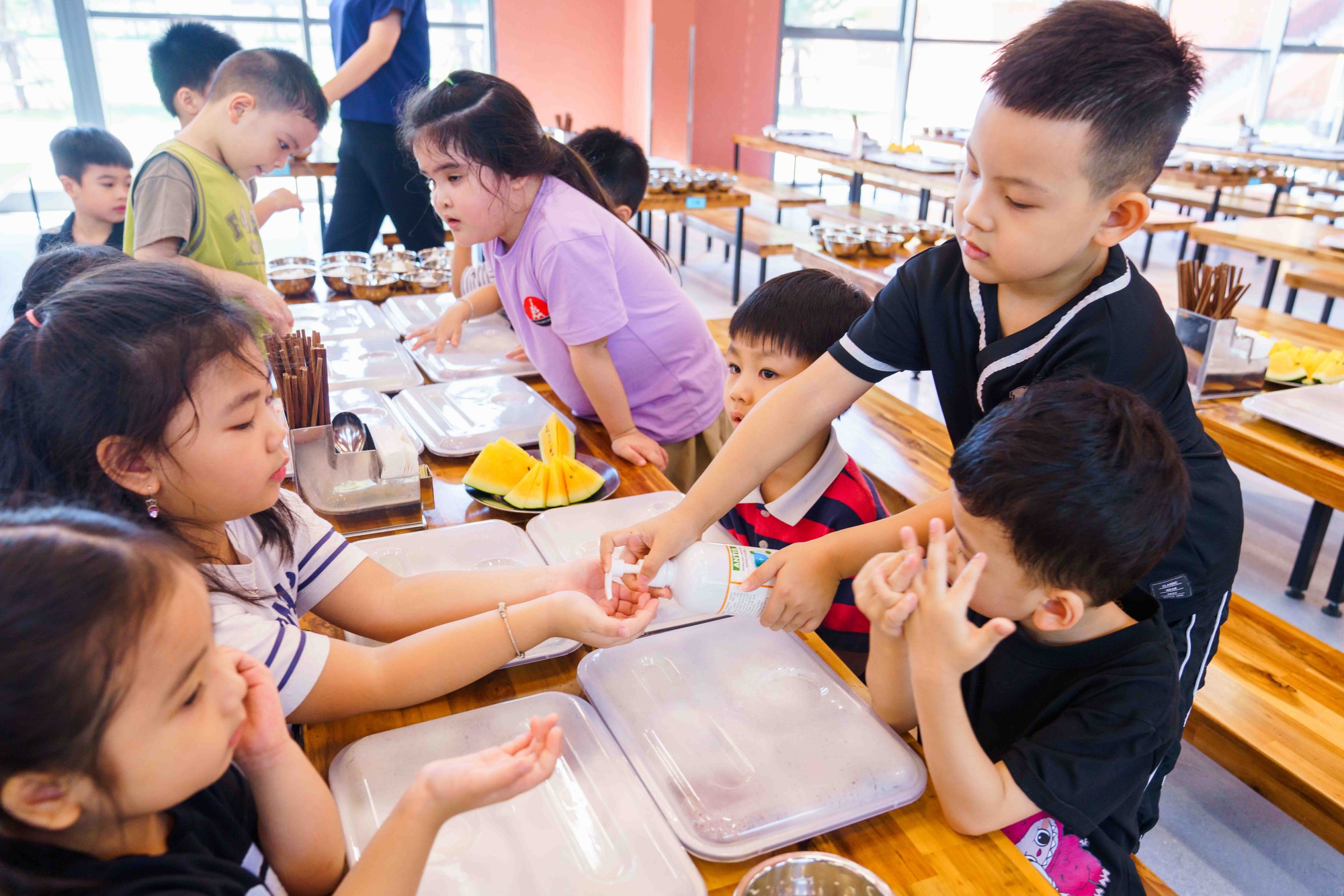 Loạt suất ăn trong canteen của ngôi trường từng khiến phụ huynh thức đêm xếp hàng xin học cho con gây bão vì quá xịn - Ảnh 16.