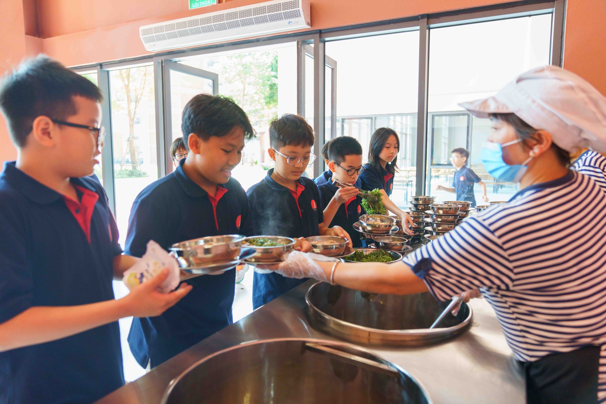 Loạt suất ăn trong canteen của ngôi trường từng khiến phụ huynh thức đêm xếp hàng xin học cho con gây bão vì quá xịn - Ảnh 9.