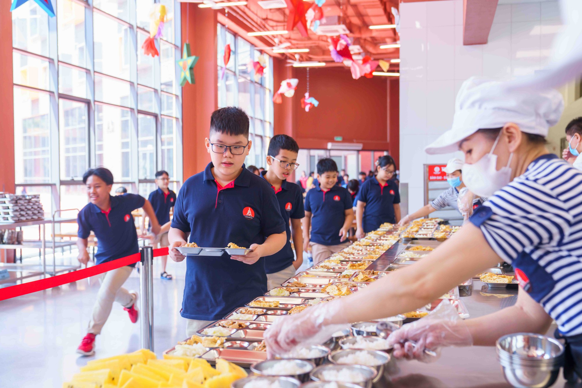 Loạt suất ăn trong canteen của ngôi trường từng khiến phụ huynh thức đêm xếp hàng xin học cho con gây bão vì quá xịn - Ảnh 12.