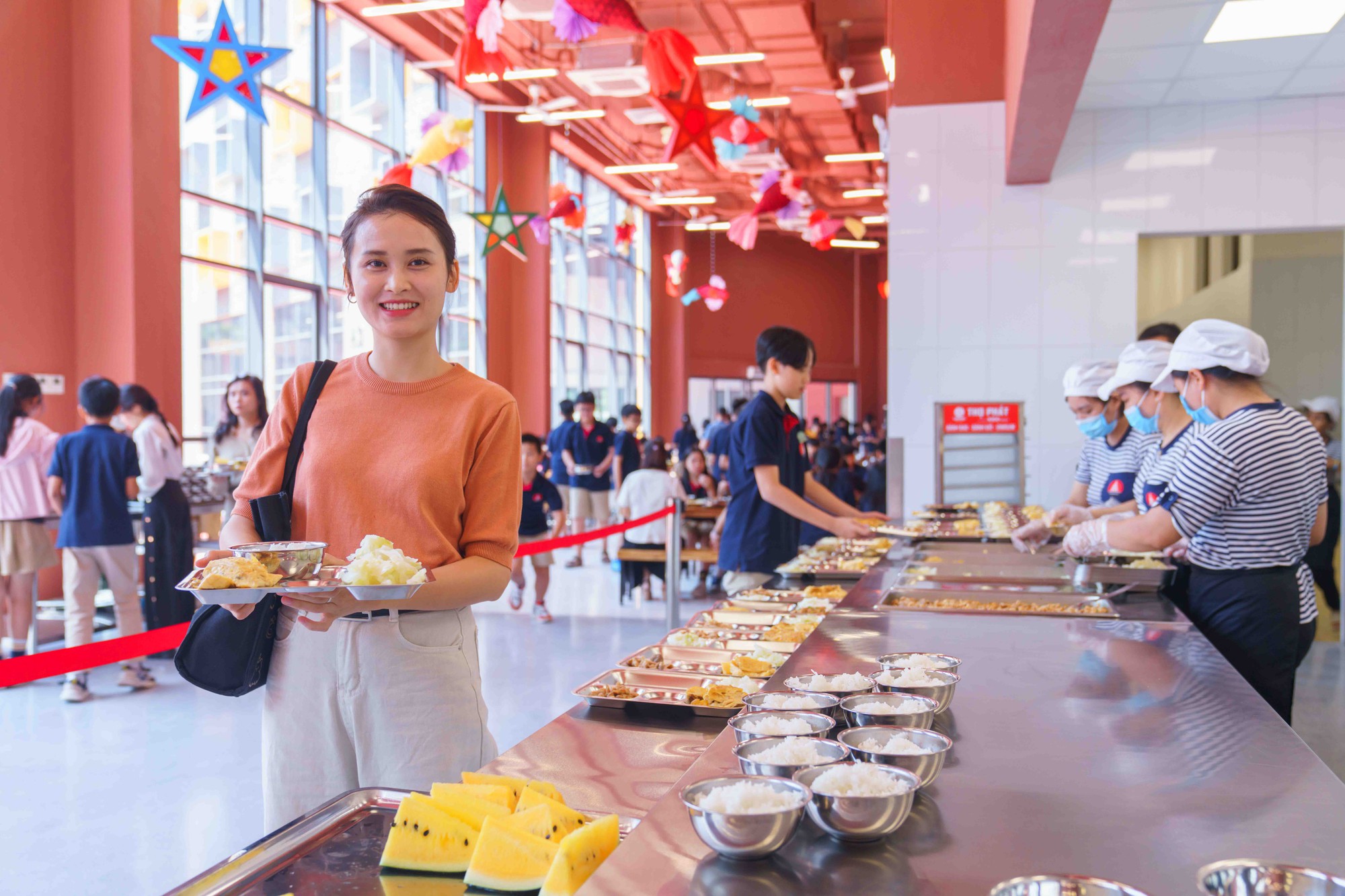 Loạt suất ăn trong canteen của ngôi trường từng khiến phụ huynh thức đêm xếp hàng xin học cho con gây bão vì quá xịn - Ảnh 18.