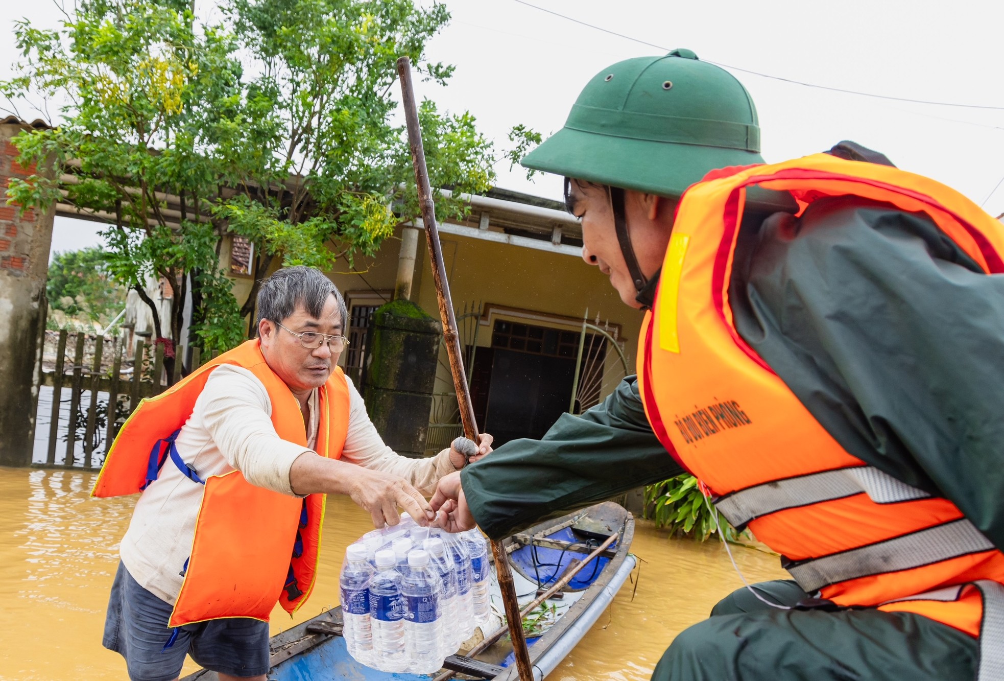 Những hình ảnh mới nhất nơi &quot;rốn lũ&quot; Quảng Bình - Ảnh 4.