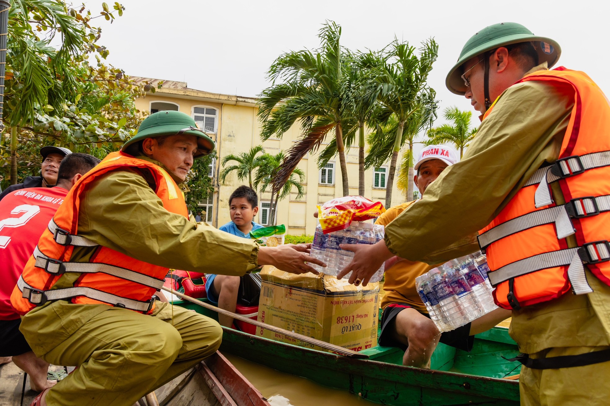 Những hình ảnh mới nhất nơi &quot;rốn lũ&quot; Quảng Bình - Ảnh 5.