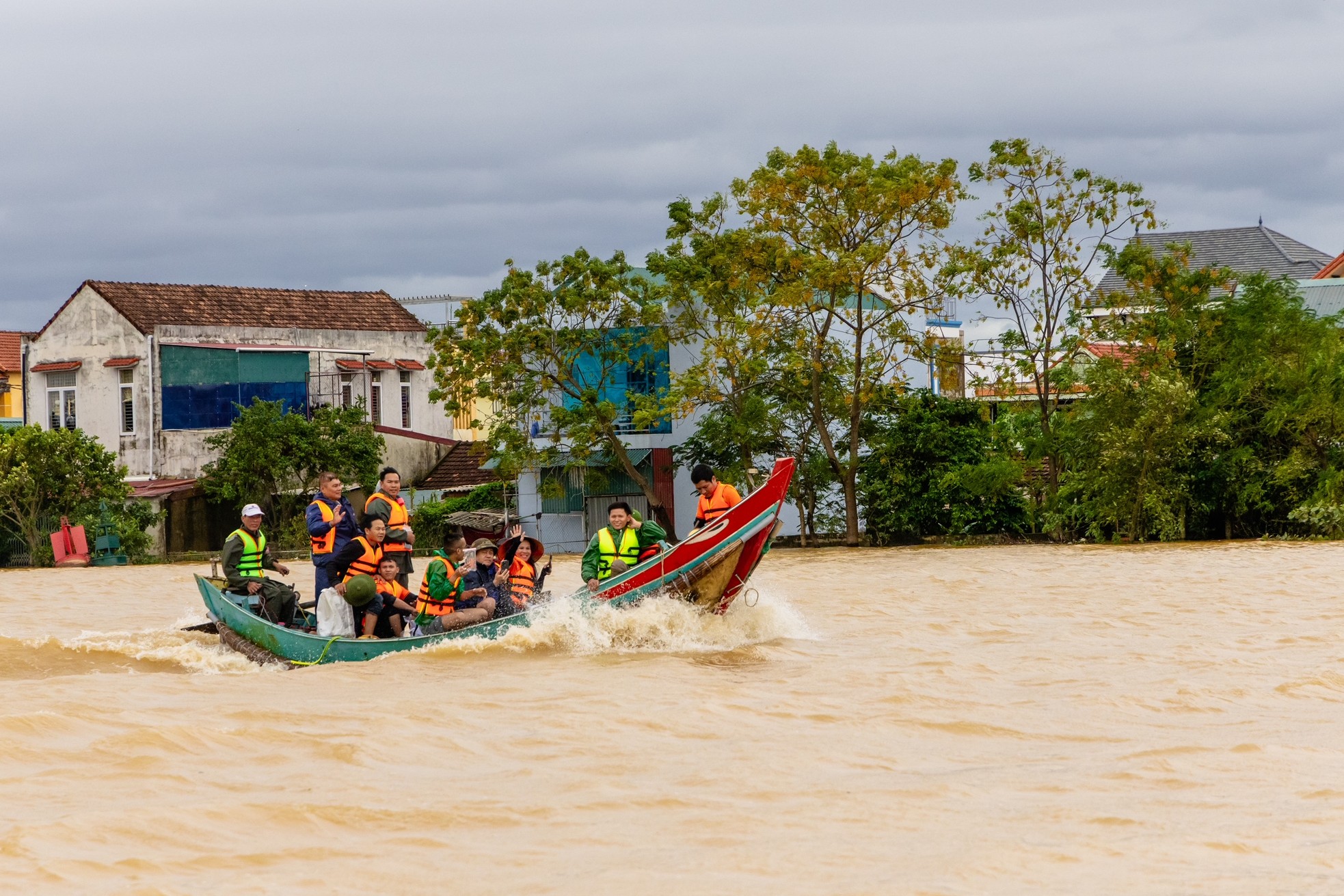 Những hình ảnh mới nhất nơi &quot;rốn lũ&quot; Quảng Bình - Ảnh 1.