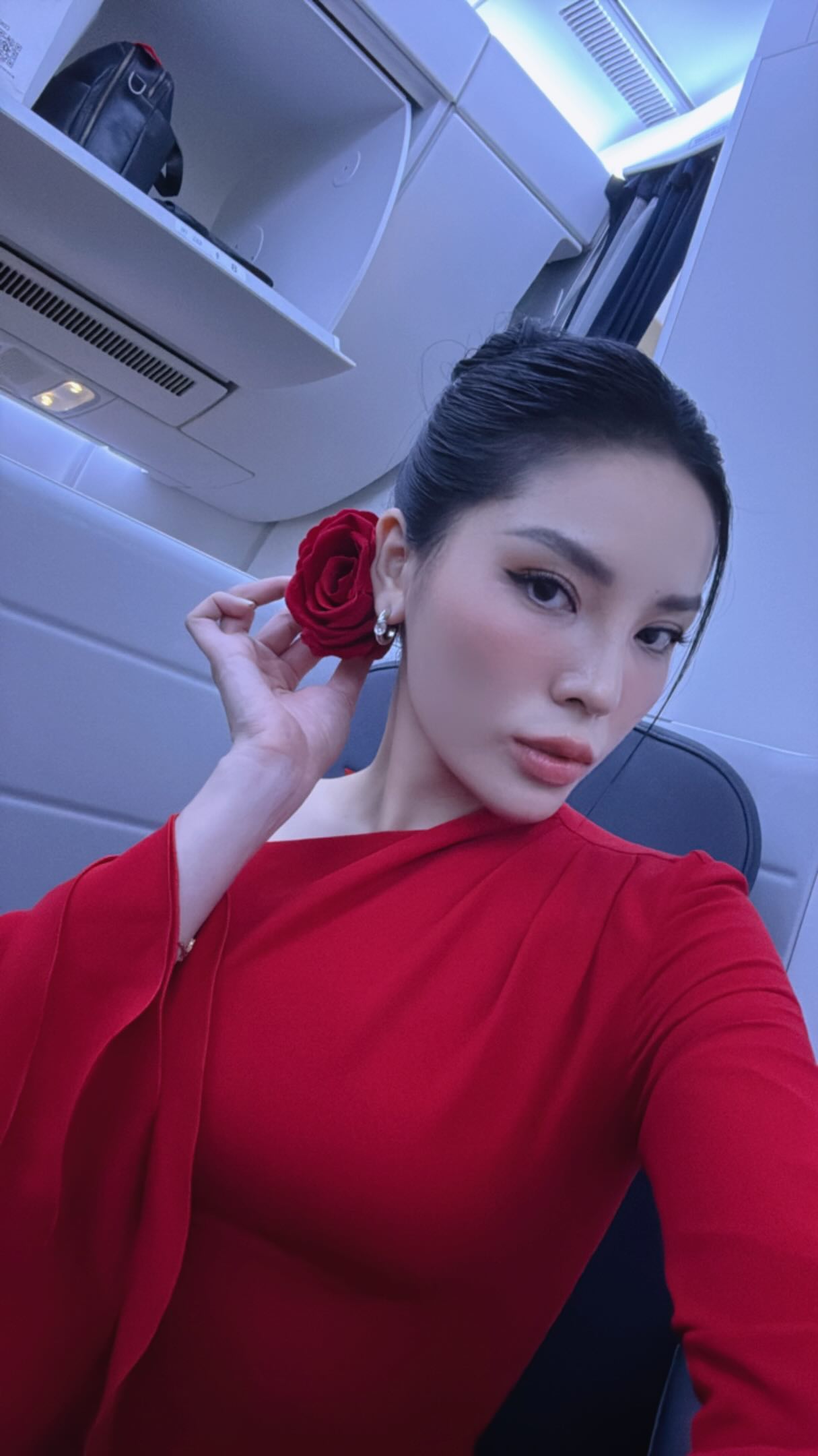 Kỳ Duyên trong ngày nhập cuộc Miss Universe 2024: Giao lưu bằng tiếng Anh với truyền thông, diện mạo có còn đơ như ảnh profile? - Ảnh 3.