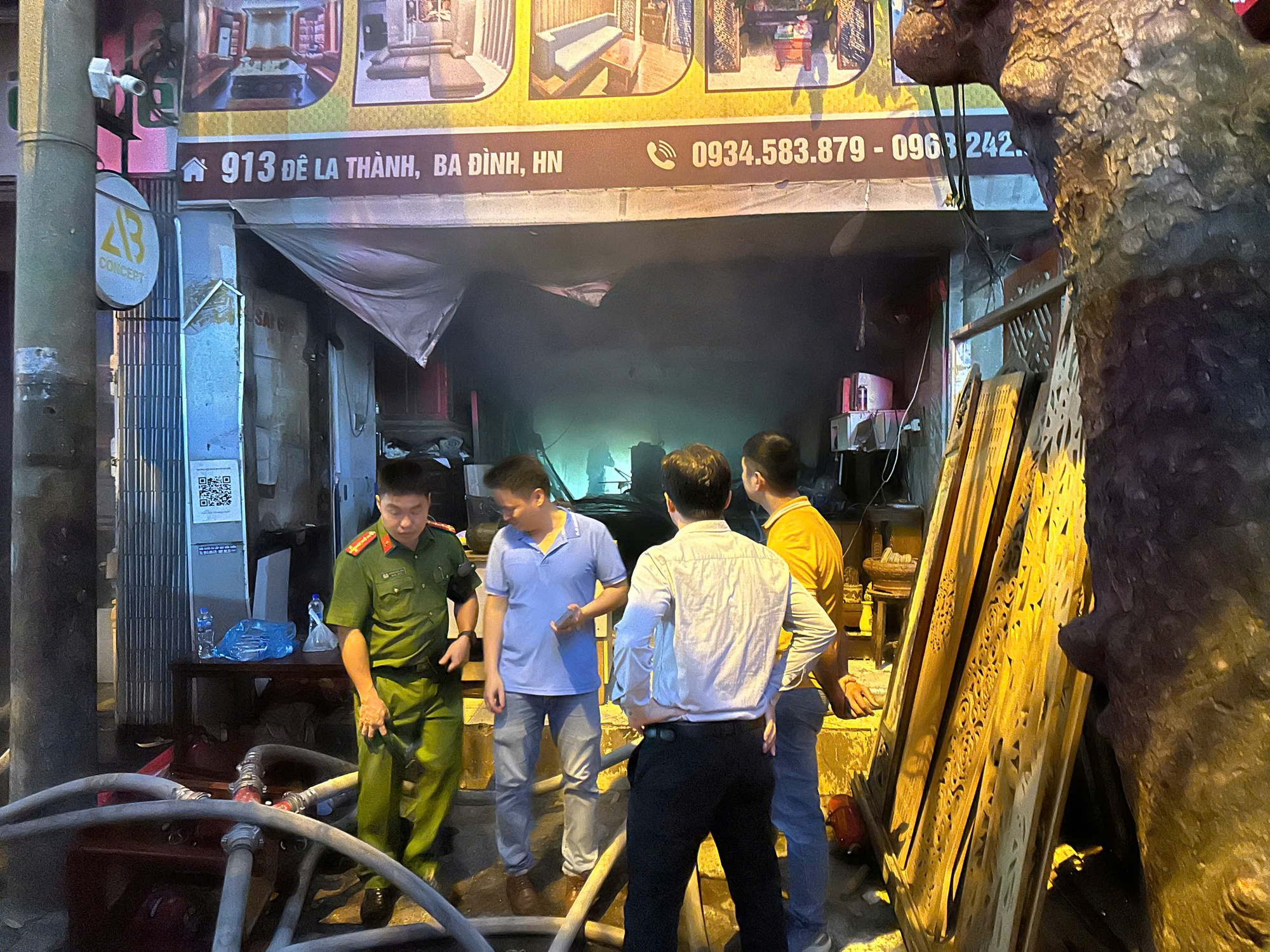 Nguyên nhân vụ cháy ở Đê La Thành, cột khói bốc cao hàng chục mét - Ảnh 2. Nguyên nhân vụ cháy ở Đê La Thành, cột khói bốc cao hàng chục mét - Ảnh 2.