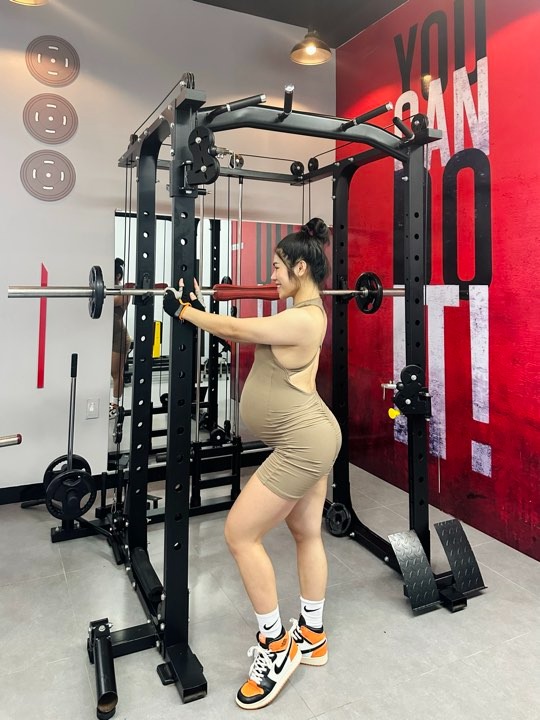 Mẹ bầu còn 4 ngày nữa là đẻ mà vẫn đu xà, tập gym cực sung sức: &quot;Biết bầu mình giảm cường độ tập 70%&quot; - Ảnh 4.