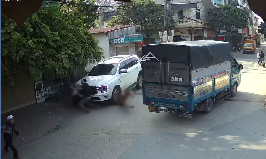 Clip: Kinh hoàng cảnh tượng ô tô lao thẳng vào đoàn dự đám tang khiến một người thiệt mạng ở Hà Nội- Ảnh 1.