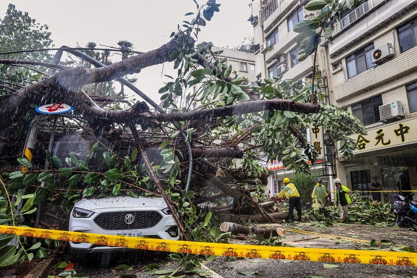 Siêu bão Kong-rey mạnh nhất 30 năm càn quét: Vừa đổ bộ đã gây cảnh náo loạn kinh hoàng, gió giật ở mức “ngoài thang xếp hạng”- Ảnh 3.