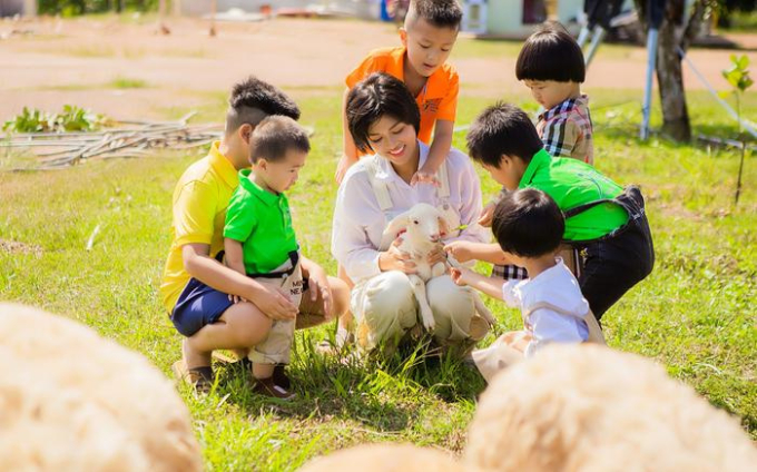 Cùng đưa con bỏ phố về quê, 2 sao Việt có kết quả trái ngược: Người hối hận vì con sắp tự kỷ, người lại quá hài lòng - Ảnh 1.