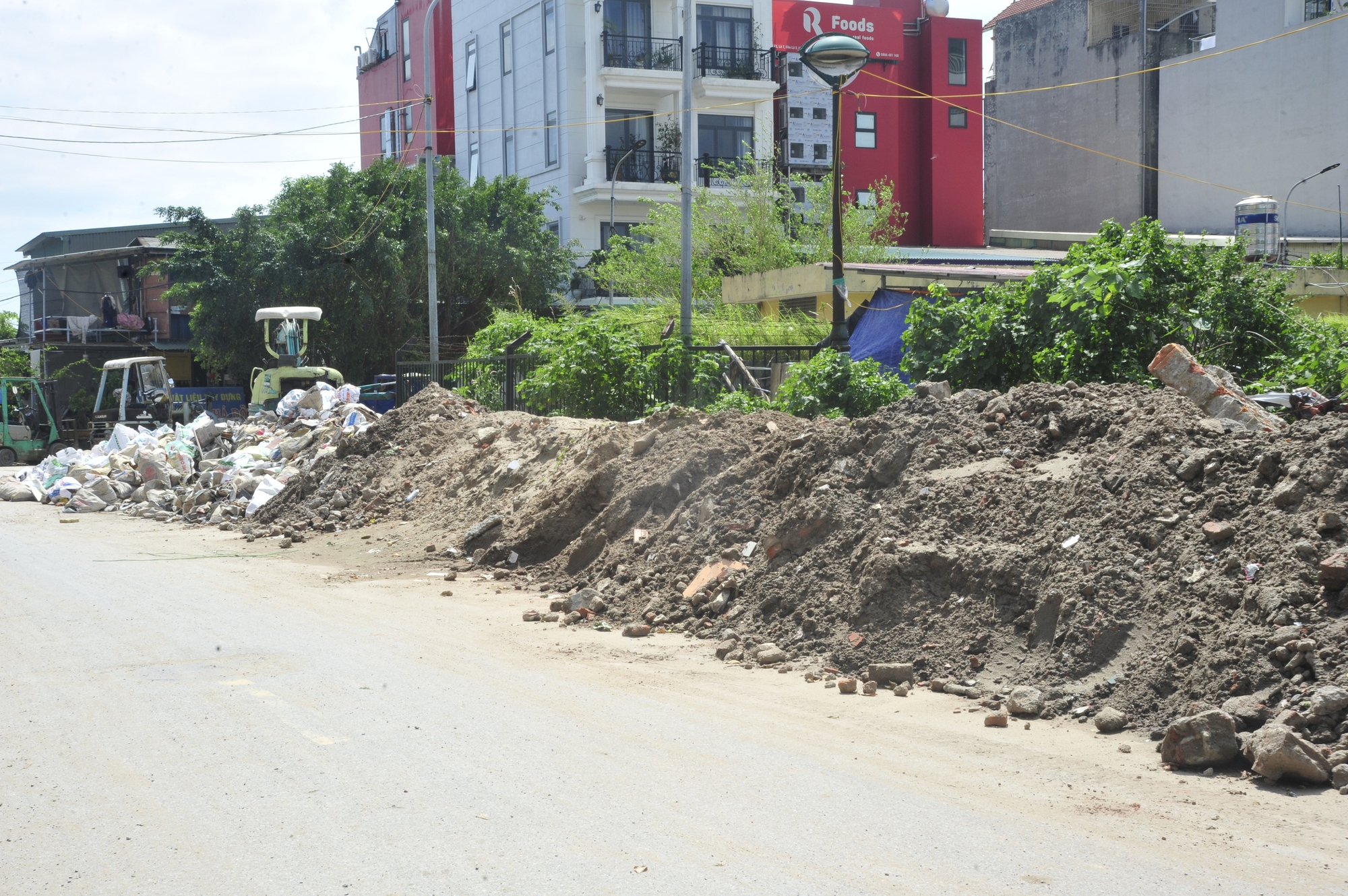 Hà Nội: 3 tòa chung cư bỏ hoang giữa &quot;bão giá&quot; nhà, hiện đã xuống cấp trầm trọng, thành nơi đổ rác- Ảnh 8.